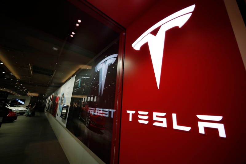 Illustration for article titled Do You Work Retail for Tesla Right Now? Tell Us What's Going On