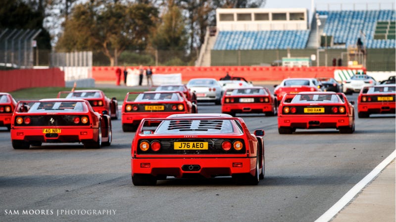 Illustration for article titled Watch A Record-Breaking 964 Ferraris Drive Around A Track