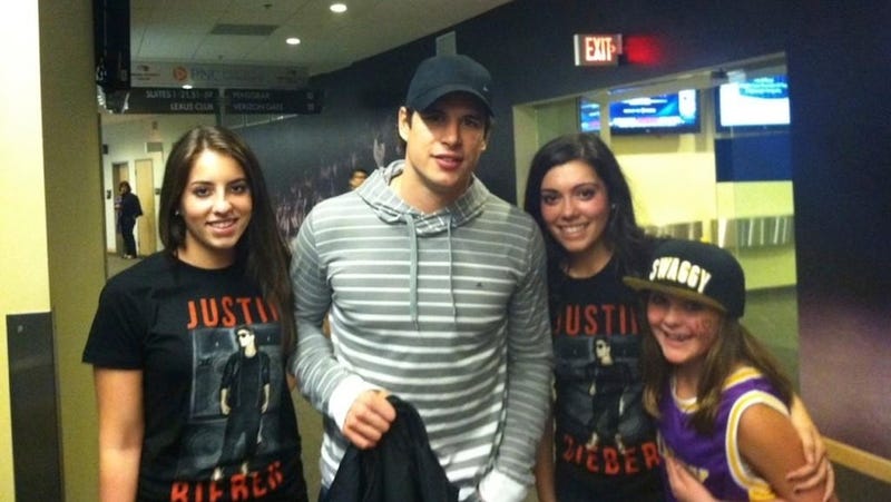 Illustration for article titled Swaggy Bro Sidney Crosby Was At The Justin Bieber Concert Last Night