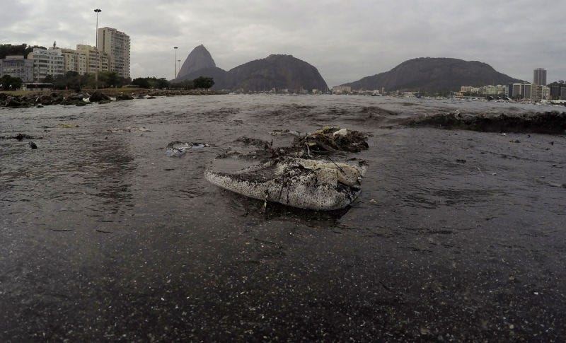 Basura flotando cerca de la bahía de Guanabara, donde los atletas competirán durante los Juegos Olímpicos de Verano 2016. Foto: Leo Correa / AP Images.