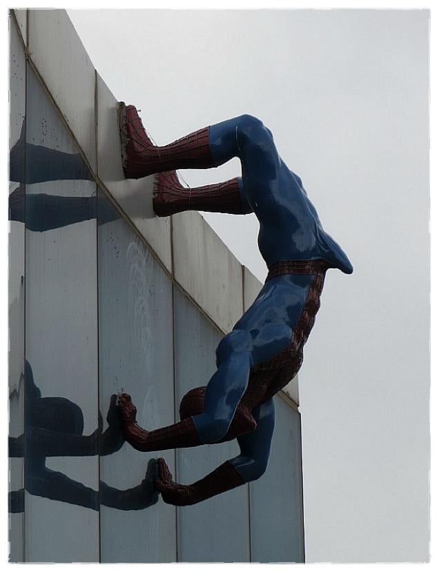 Un centro comercial coreano retira estatua de Spiderman con una erección