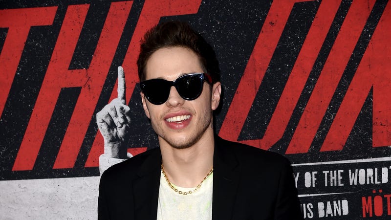 Illustration for article titled Pete Davidson unloads on "privileged little assholes" during uncomfortable college comedy set