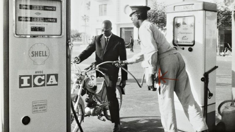 Illustration for article titled Before the Paris–Dakar, cool IBM-ers rode scooters around Dakar