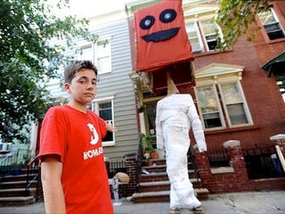 Illustration for article titled "World's Largest Bobblehead" Is A Hideous Abomination