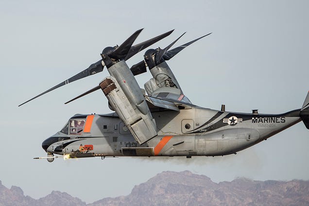 El aterrizaje nocturno de un avión V-22 Osprey parece sobrenatural