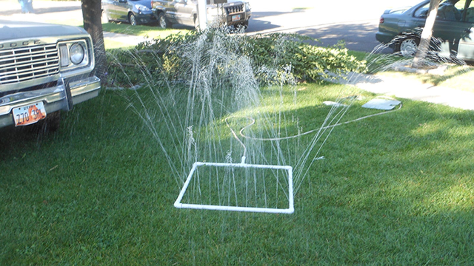 DIY PVC Sprinkler Is Dirt Cheap, Fits Lawns of All Shapes and Sizes How To Make A Boom Sprayer Out Of Pvc Pipe