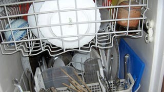 Use a Drying Rack to Prevent Plastic Containers From Moving in the Dishwasher<em>