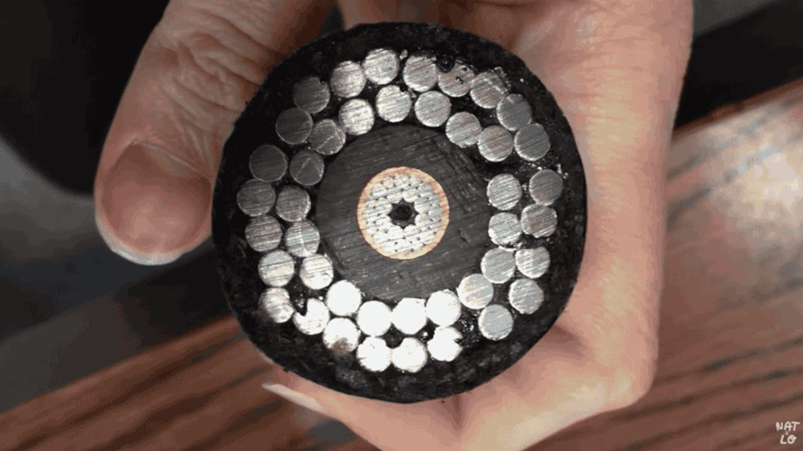 Cómo es por dentro y cómo funciona uno de los cables submarinos por los que viaja Internet