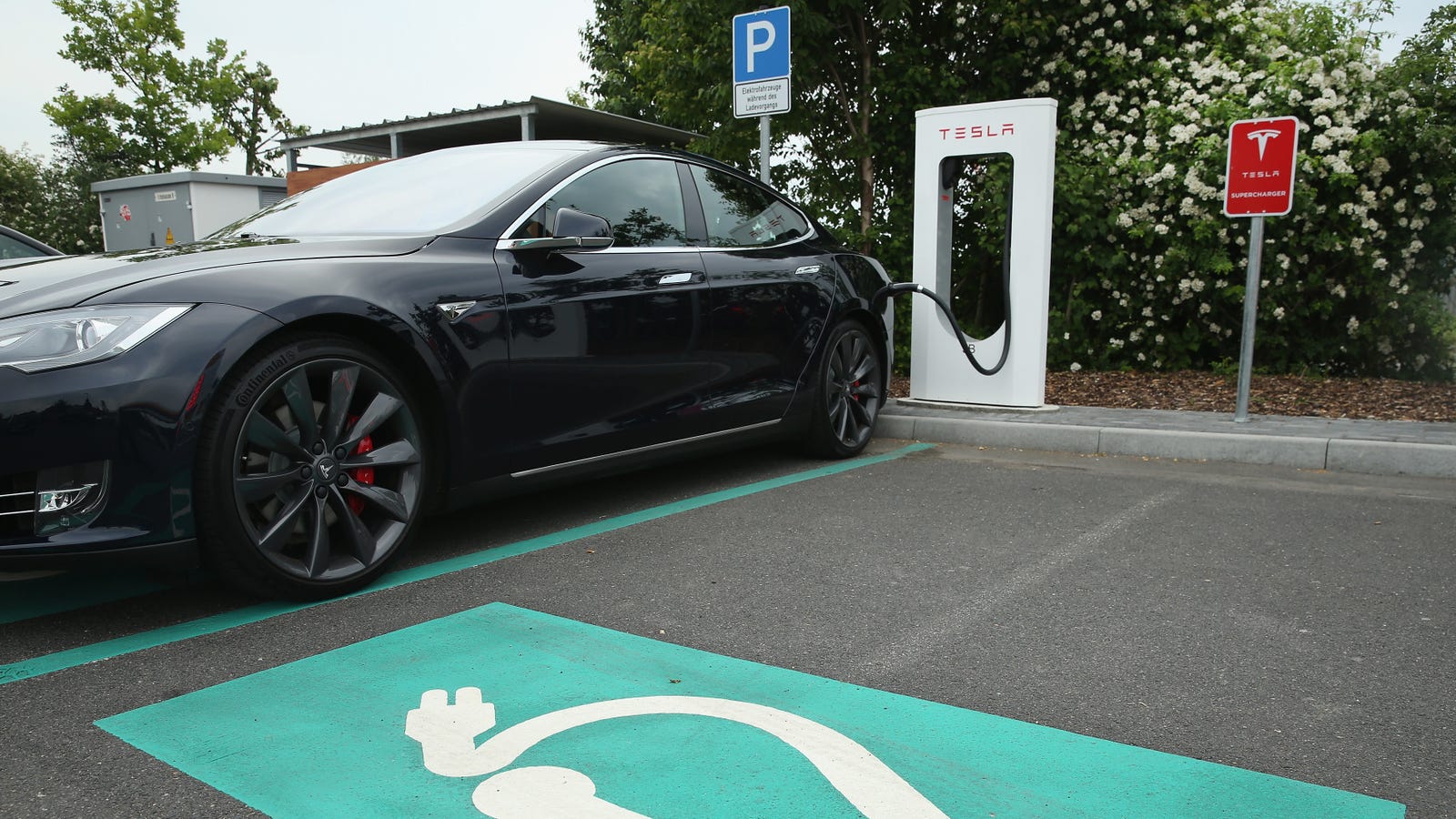 Federal Safety Regulators Say They're Looking Into Reports of Tesla Smart Summon Crashes