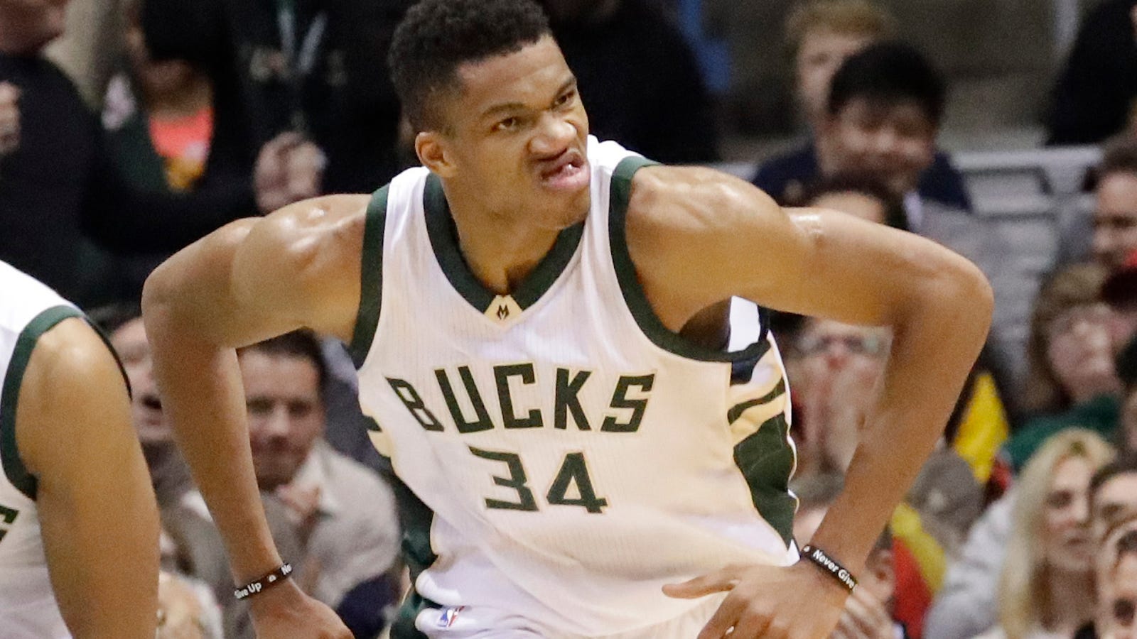 Giannis Antetokounmpo Went Off And Destroyed The Cavaliers1600 x 900