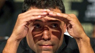Illustration for article titled Oscar De La Hoya Accused Of False Imprisonment, Cross-Dressing, & Possibly Liking Butt Sex