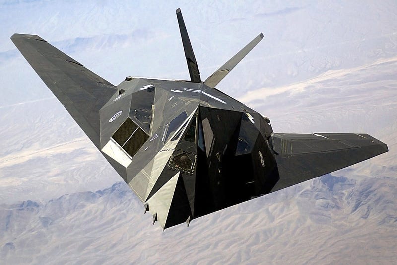 Un F-117A sobrevolando la base de Nevada. Foto: Wikipedia