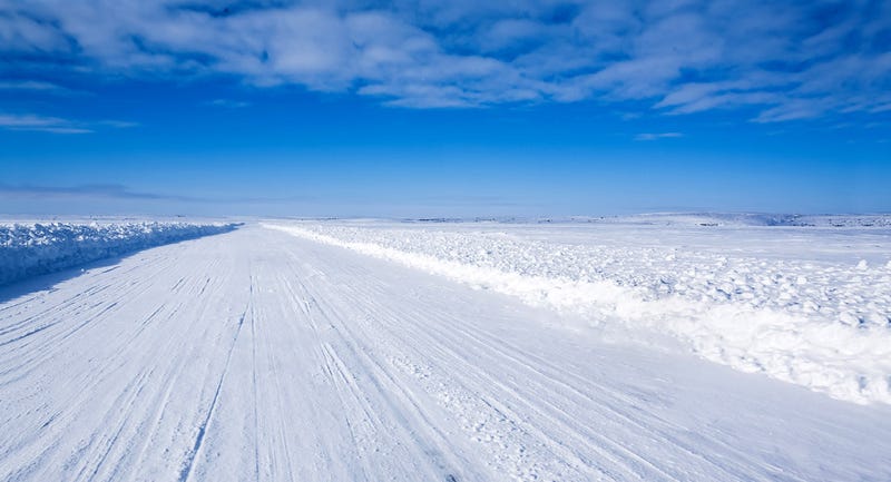Illustration for article titled Caminos de hielo: así conducen camiones sobre lagos helados en Canadá