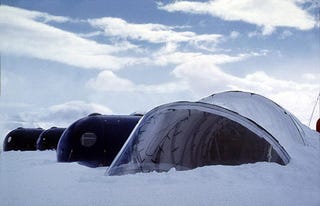 Illustration for article titled Chilean Antarctic Habitat Makes Living at the Bottom of the Earth Downright Homey