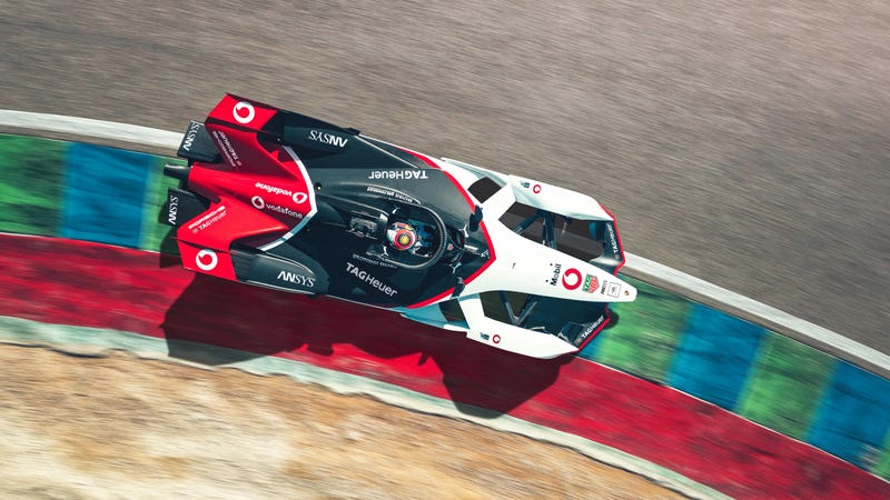 Illustration for article titled Porsche's Twitch Reveal Of Its Formula E Car Was A Hot Mess