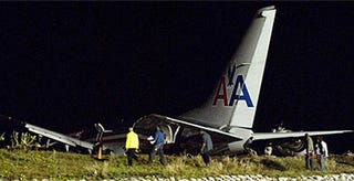 Illustration for article titled Boeing 737 Splits in Two at Landing