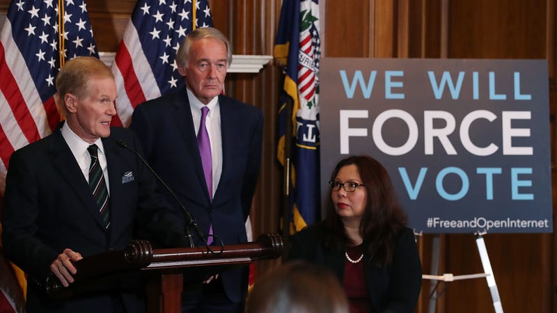 Sen. Bill Nelson (D-FL) (L) is flanked by Ed Markey (D-MA) and Tammy Duckworth (D-IL) while speaking about a resolution that would undo action by the FCC and restore the 2015 net neutrality rules, on Capitol Hill January 9, 2018 in Washington, DC. (Photo: Getty)