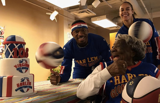 Virginia McLaurin (right, foreground) with Harlem Globetrotters (Harlem Globetrotters via Instagram)