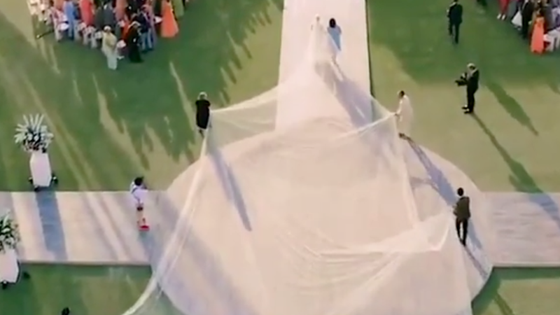 See Priyanka Chopra S 75 Foot Long Wedding Veil