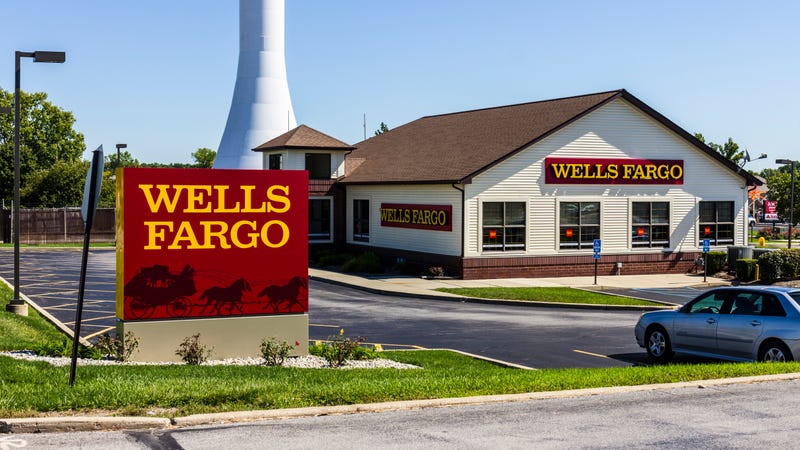 Illustration for article titled Wells Fargo Employees Call Cops on 78-Year-Old Black Woman After Refusing to Cash Her Check