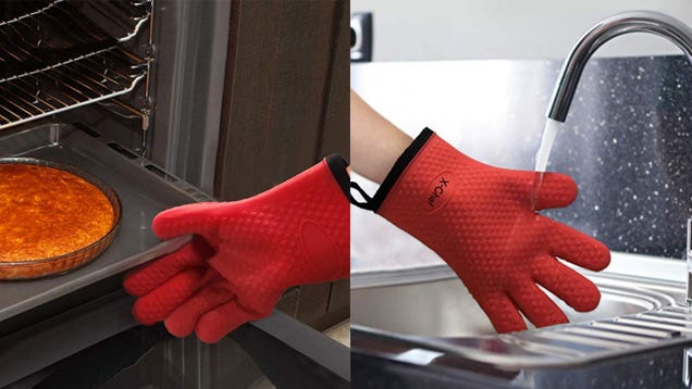 You Can Safely Pull Burning Hot Trays Out Of the Oven With These $8 Silicone Gloves