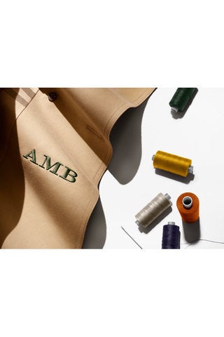 Illustration for article titled Monogramm-Service für Trenchcoats von Burberry