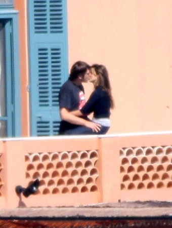 Illustration for article titled Penelope And Javier Are Engaged; Jon Calls Money He Withdrew A "Paycheck"