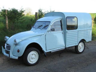 Illustration for article titled Citroen 2CV Fourgonnette in an unexpected place