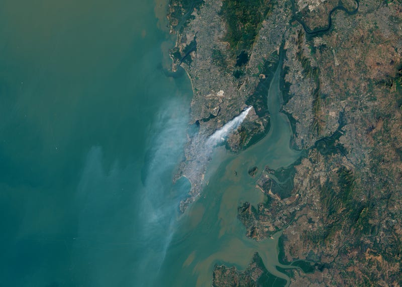 Illustration for article titled Mumbai's Garbage Fire Is So Huge You Can See It From Space