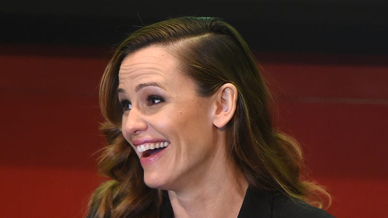 Illustration for article titled We Simply Must Know Whether or Not Jennifer Garner Is Dating Her Accountant