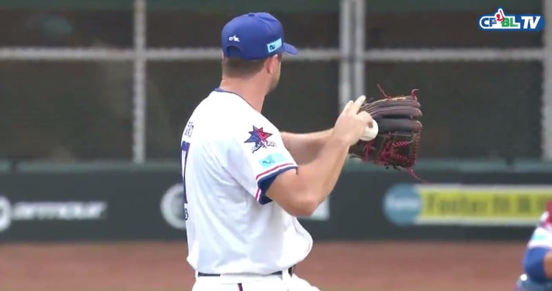 Illustration for article titled Pitcher Tries A Very Sneaky Hidden-Ball Trick In CPBL All-Star Game