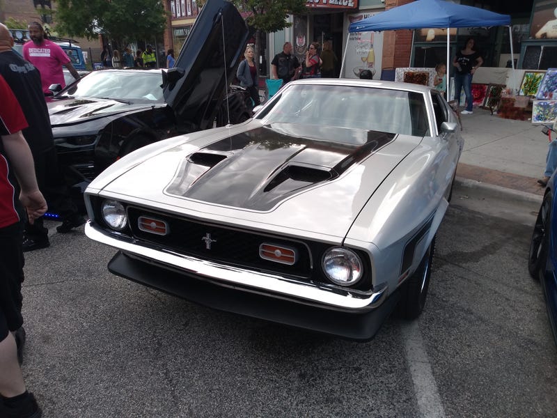 It was getting pretty windy when I took this one, the scissor doors on that Camaro were rocking.