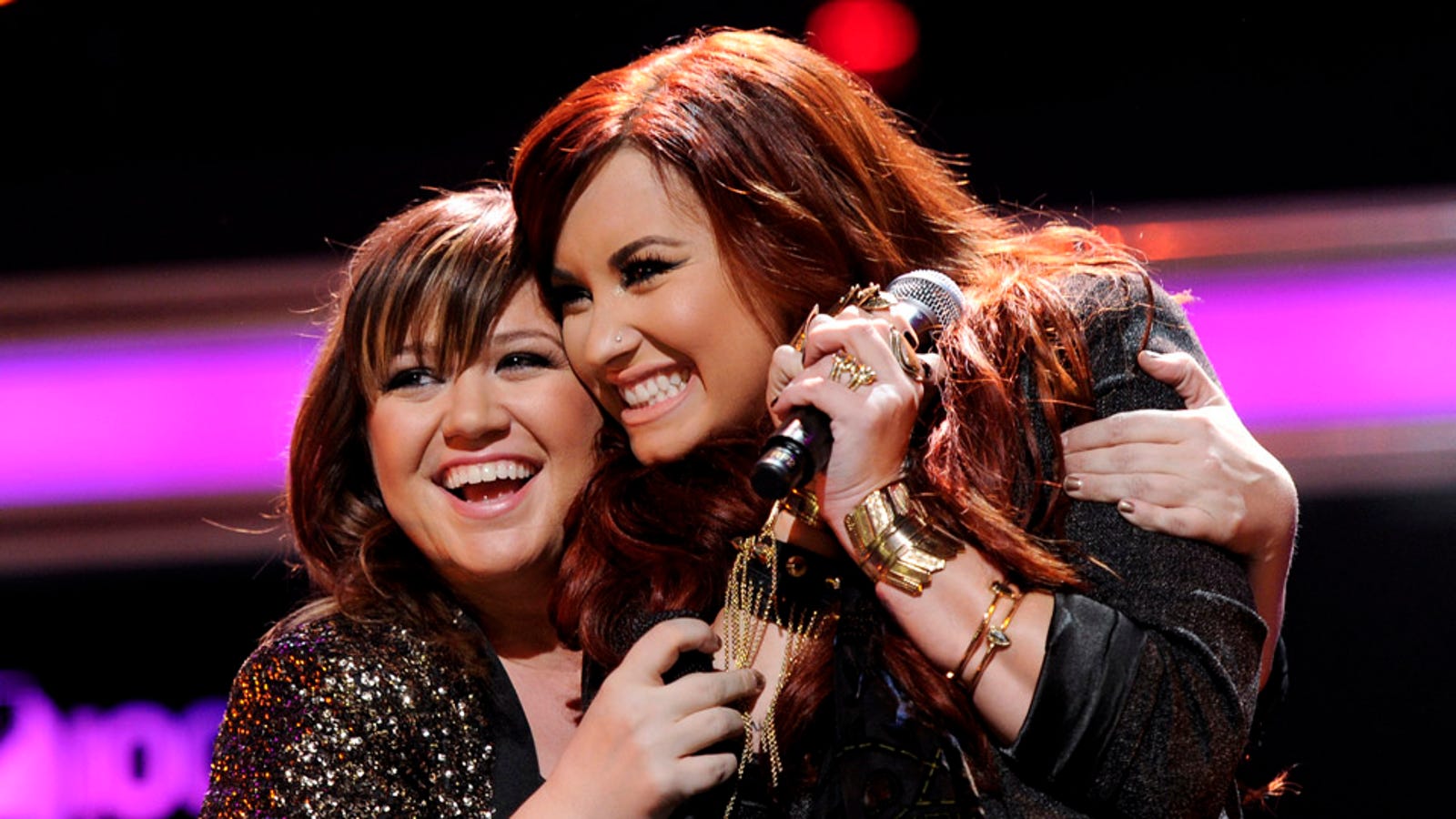Kelly Clarkson And Demi Lovato Hug It Out1600 x 900