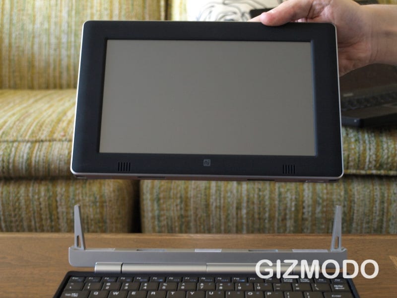 Illustration for article titled First Hands On: Touch Book Is Part-Netbook, Part-Tablet