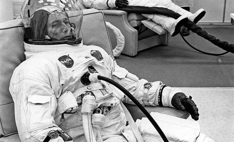 El astronauta Donn Eisele luce los dos relojes que llevaba durante los entrenamientos para la misión Apolo 7. Foto: NASA
