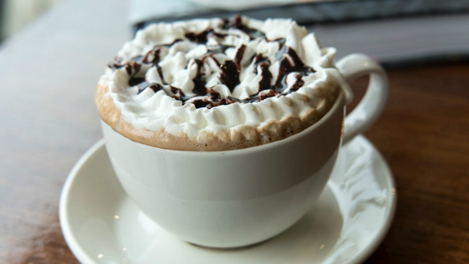 does starbucks iced white chocolate mocha have caffeine