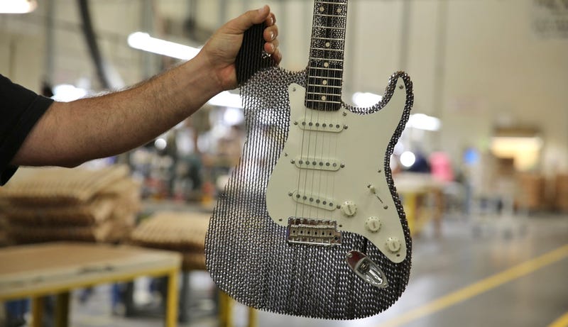 Illustration for article titled A Fender Stratocaster Made From Cardboard Still Sounds Incredible