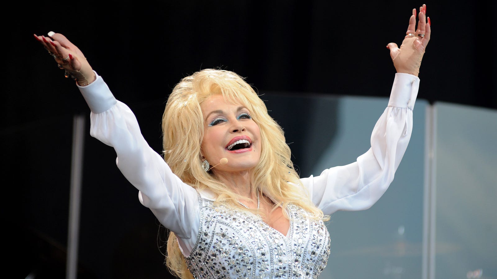Dolly Parton sets 2 Guinness World Records, which somehow don't include 