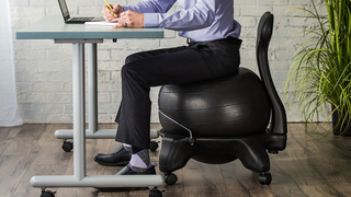 Silla con pelota de equilibrio Gaiam | $55 | AmazonBanqueta con pelota de equilibrio Gaiam | $89 | AmazonSilla ajustable con pelota de equilibrio | $50 | Amazon