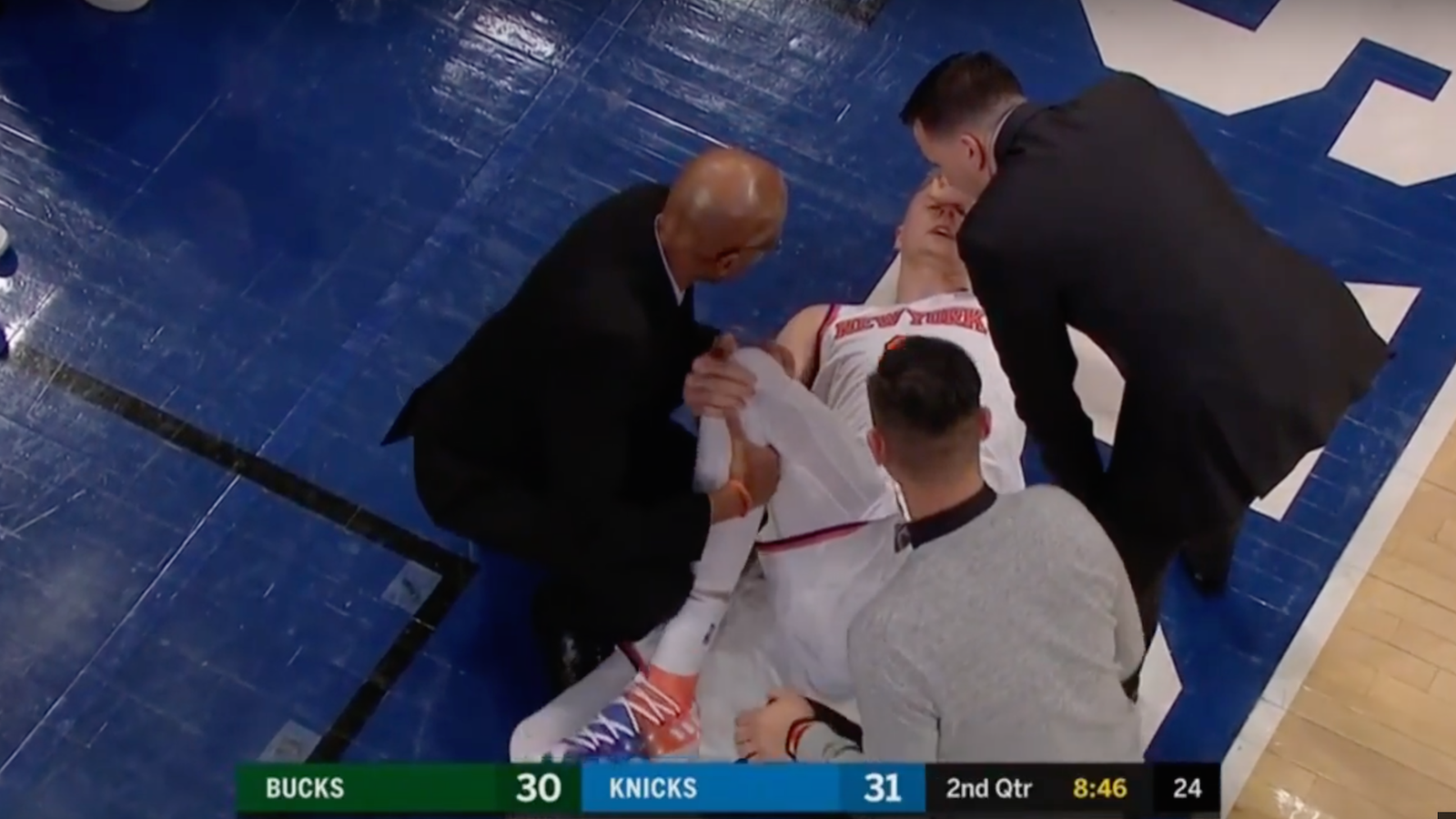 Kristaps Porzingis Helped Off Court After Ugly Knee Injury [UPDATED]1600 x 900
