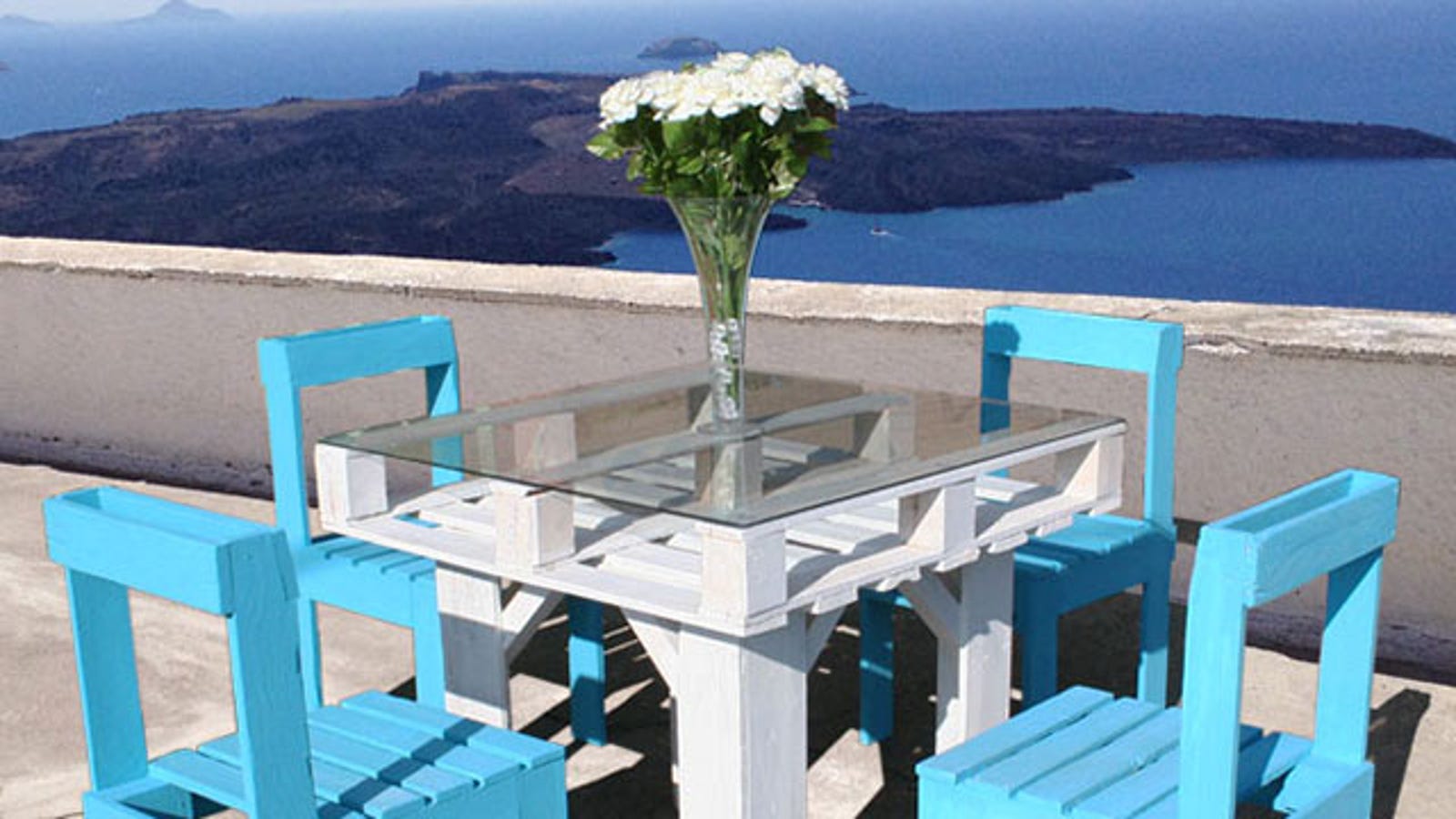 Make Beautiful Outdoor Dining Furniture Out of Wooden Pallets