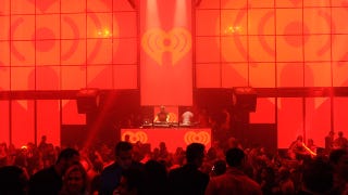 Illustration for article titled Did you know that famous DJs can get paid $300,000 per gig?