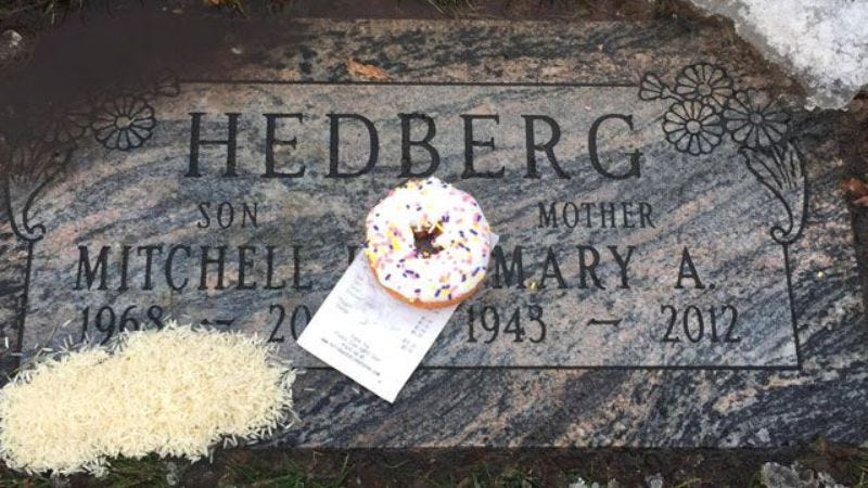 Illustration for article titled One fan just left a sweet, clever birthday tribute to the late Mitch Hedberg