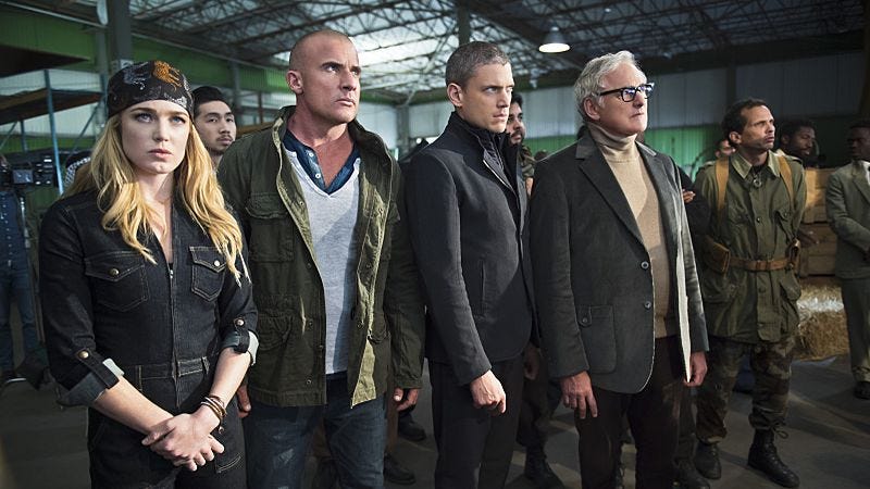 Illustration for article titled Legends Of Tomorrow’s pilot improves as it settles into its ambitious concept