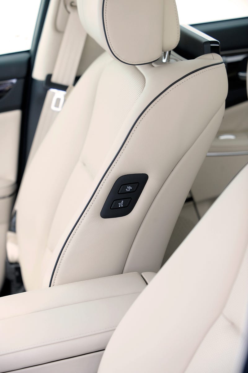 Illustration for article titled These Controls Aren't For Rear Passengers to Use
