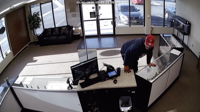 Illustration for article titled Colorado Sports Fan's Plan To Rob Vape Store Falls Apart After He Drops Gun And Pants