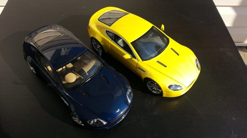 1 18 Battle Hot Wheels Vs Autoart Aston Martin V8 Vantage