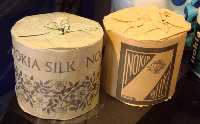 Rollos de papel higiénico fabricados por Nokia en los 60 expuestos en un museo de Tampere, Finlandia.