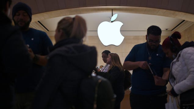 Workers at NYC Apple Store Accuse the Company of Union-Busting