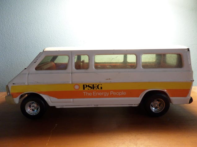 ERTL Dodge Van 1:18 Review